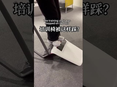 Silla de oficina apilada con cojines blandos y diseño compacto