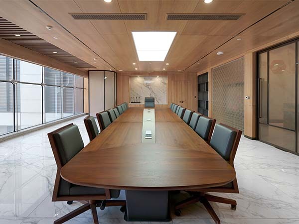 Últimos blogs de la empresa sobre Entrega completa de mobiliario de oficina finalizada: recepción, sala de reuniones, área de personal, sala de estar y oficina del gerente.