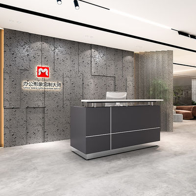 comprar Escritorio de recepción de madera minimalista con paneles frontales oscuros Oficina Hotel Compañía Entrada Acogida Clientes Hospital Aplicaciones Soporte personalización online manufacture