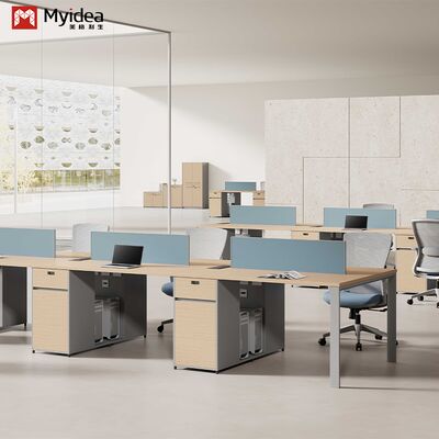 Dos miembros del personal frente a frente, escritorio mayorista, pantalla de colores brillantes, escritorio mayorista de muebles